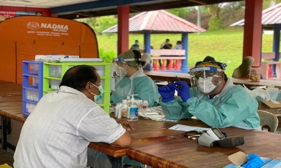 Sockalingam providing medical consultation to a flood victim.